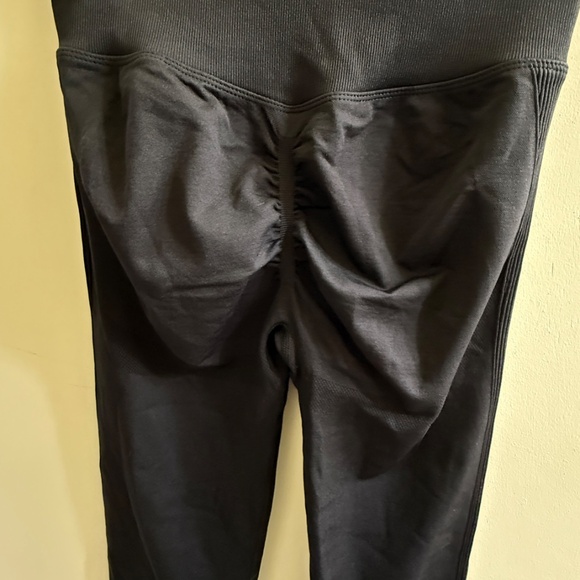 Halara Seamless Flow High Waisted Butt Lifting Leggings Black Size Med 7/8- New - Picture 5 of 6